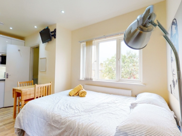 Studio flat on Ash Grove, Brondesbury.