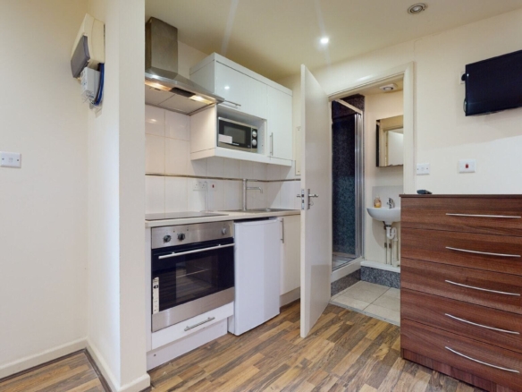 Studio flat on Ash Grove, Brondesbury.