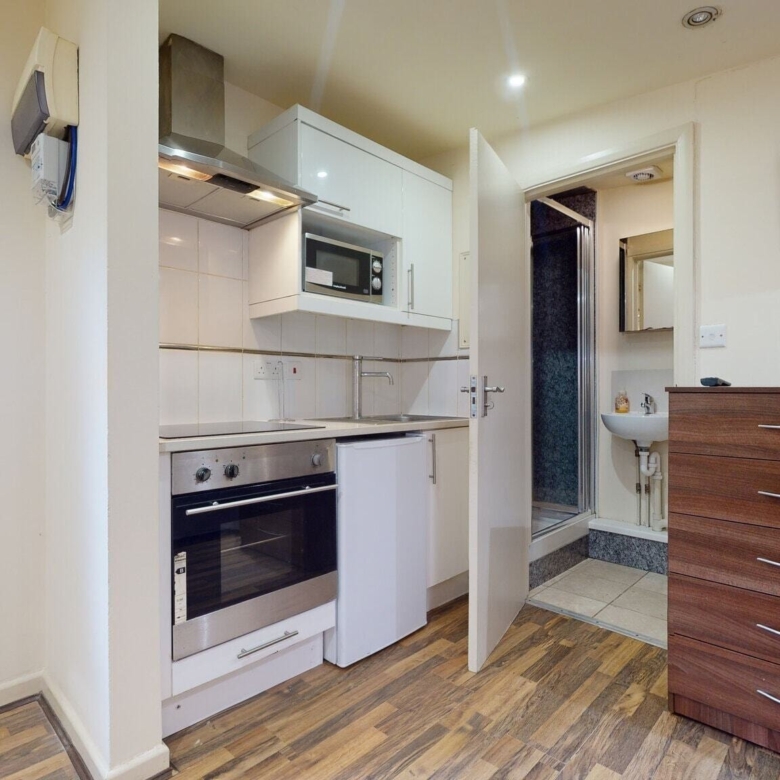 Studio flat on Ash Grove, Brondesbury.