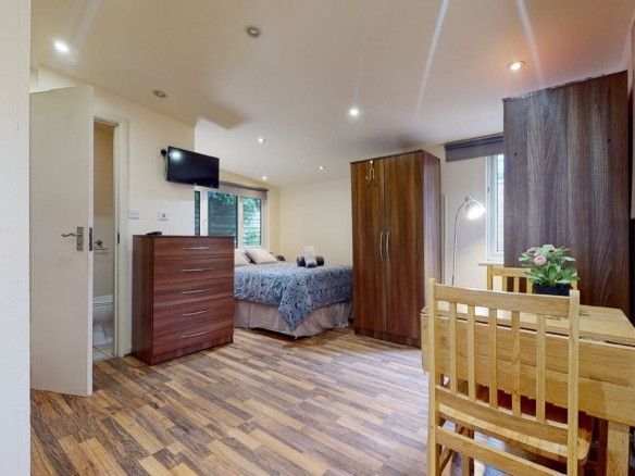 Studio flat on Ash Grove, Brondesbury.