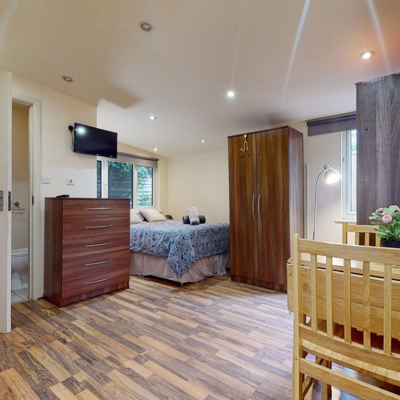Studio flat on Ash Grove, Brondesbury.