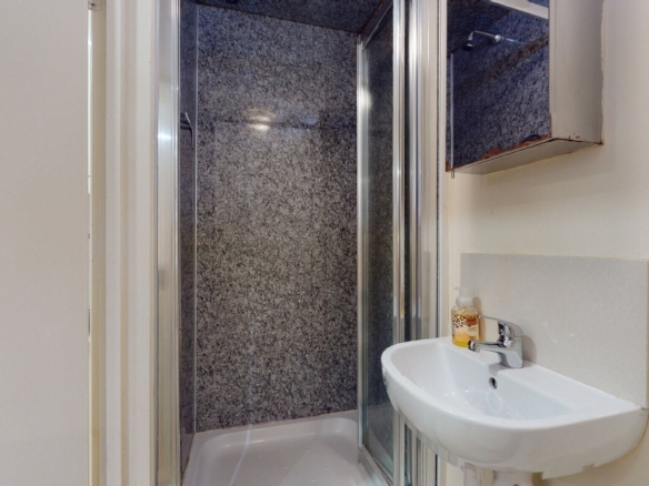 Studio flat on Ash Grove, Brondesbury.