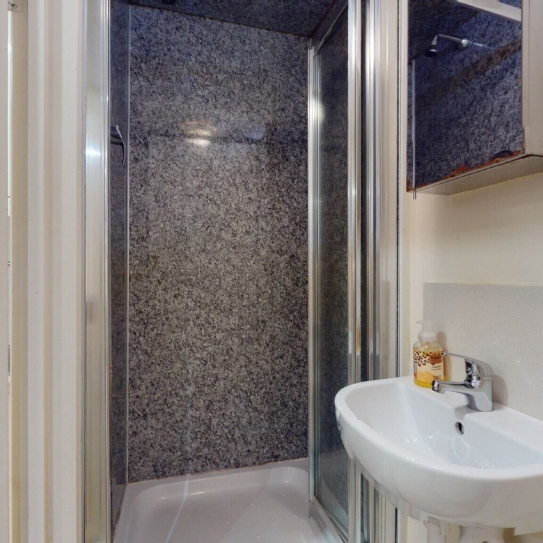 Studio flat on Ash Grove, Brondesbury.